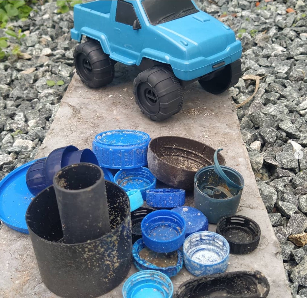 ECO Local Brasil produz brinquedos com o plástico recolhido nas areias