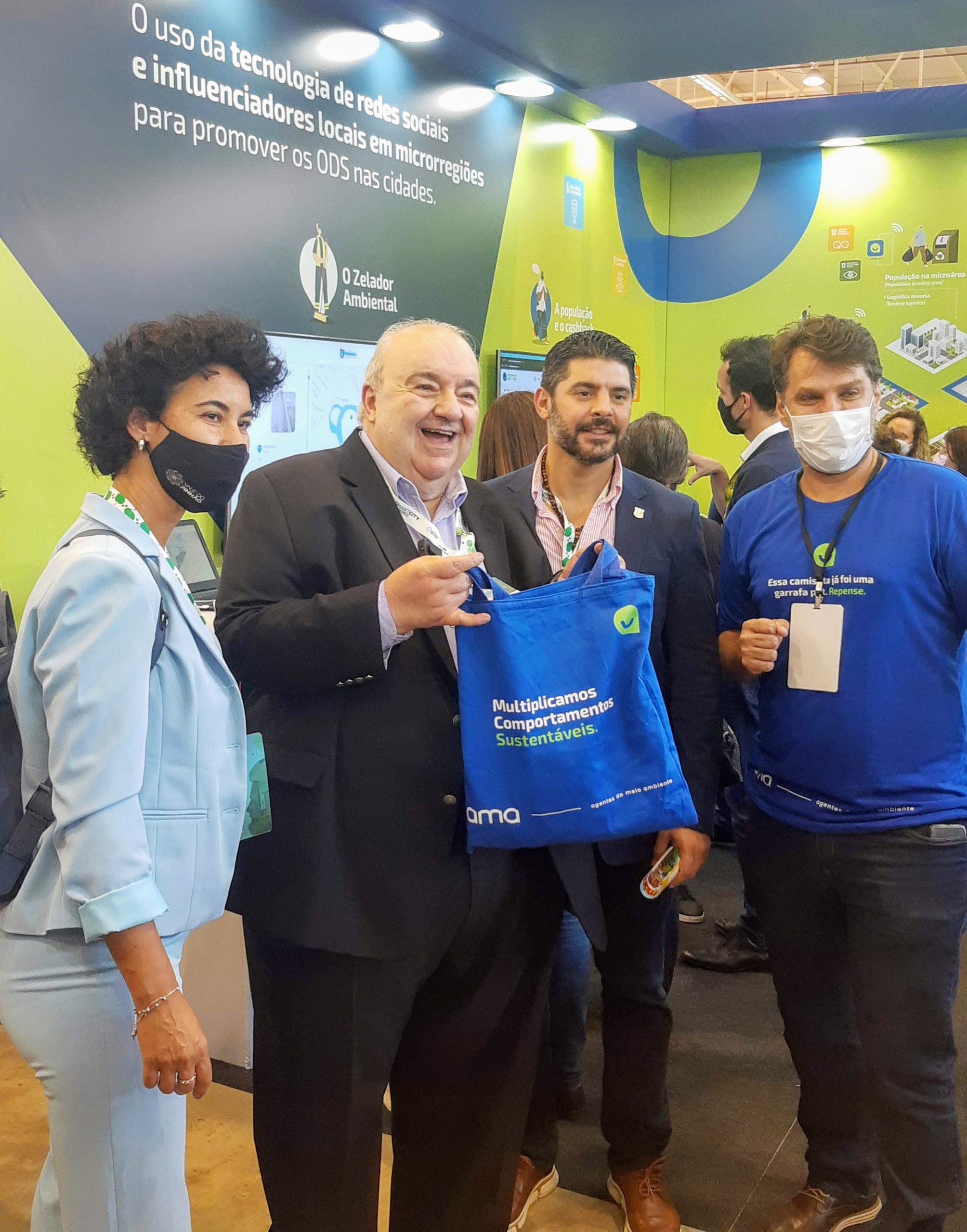 Prefeitos e vereadores visitam espaço AMA no Smart City Expo Curitiba 2022